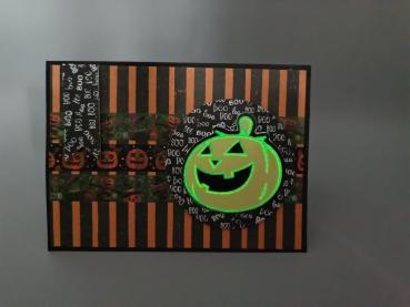 Gruseliger Streifen-Look: Handgemachte Halloween-Karte mit Leucht-Kürbis